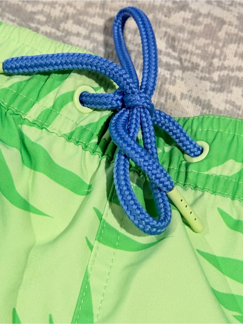 ⛔️ SOLD ⛔️ Vineyard Vines ///  Men’s Printed Chappy Green Palm-Print Swim Trunks - Picture 4 of 6
